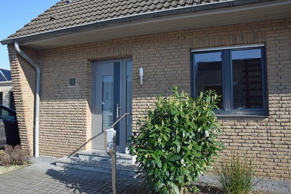 Freistehendes, modernes Einfamilienhaus mit gepflegtem Garten und hellem Raumkonzept in Hinsbeck