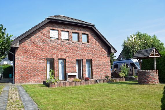 Großes Wohnhaus mit drei möglichen Wohneinheiten und Garten in ruhiger Wohnlage von 47929 Grefrath